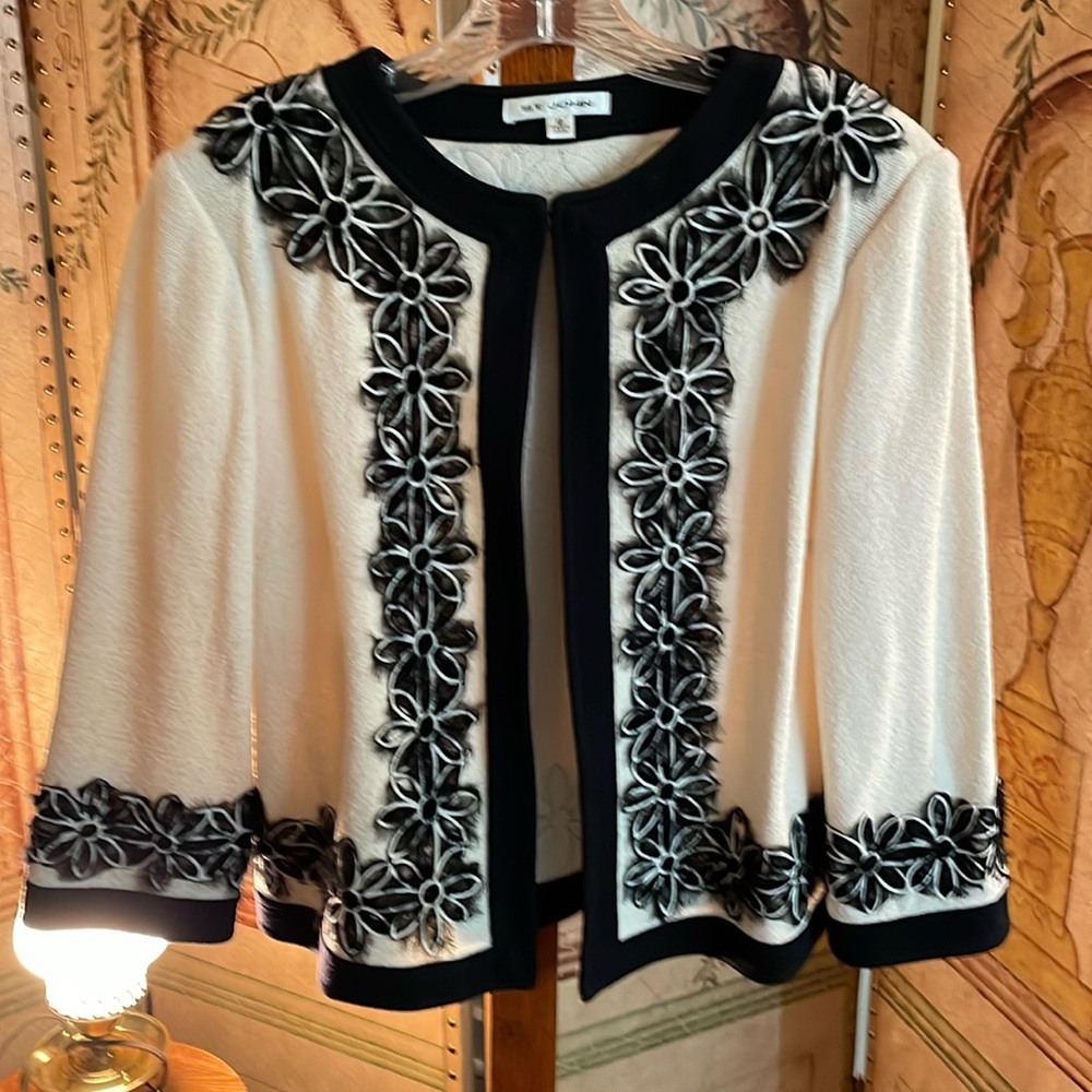 ST. JOHN Women’s Knit Cream Black Embroidered Trim Jacket Size 12
